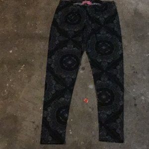 b&w patterned leggings